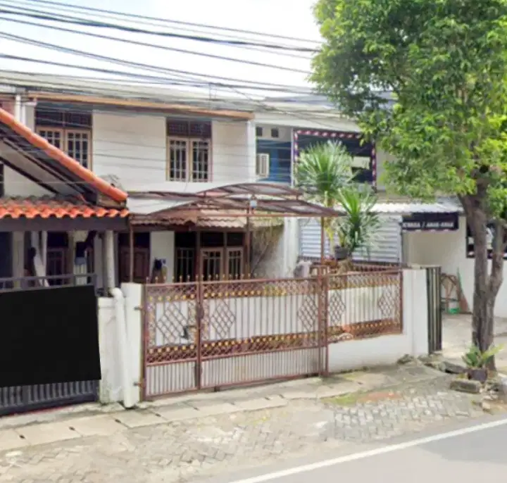 Rumah Malaka Strategis Dekat Halte Transjakarta