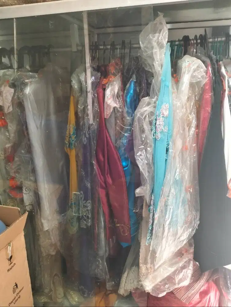 Dijual kebaya dan lemarinya,