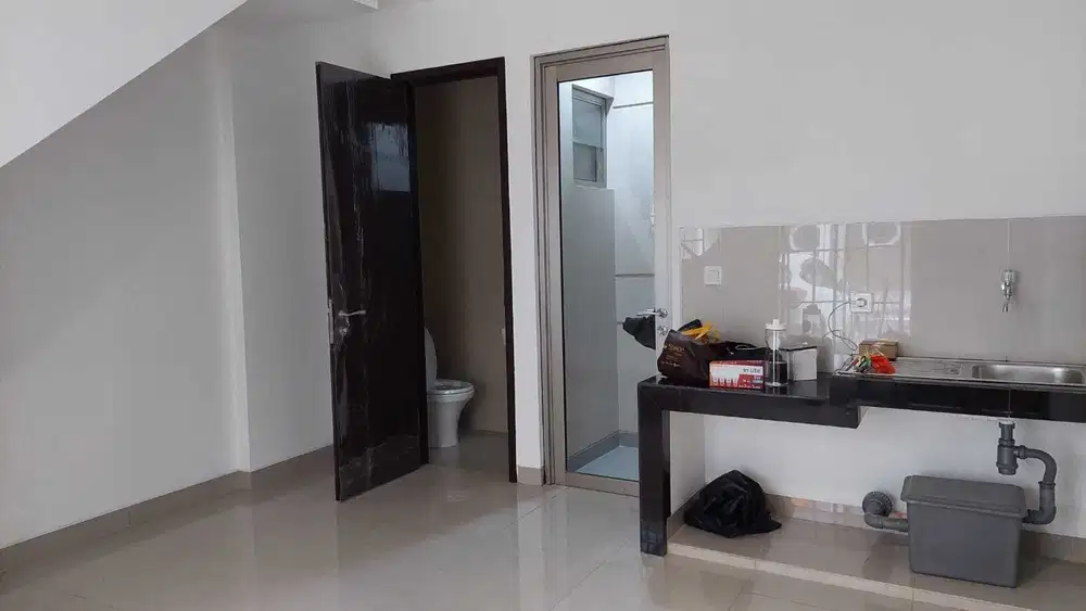 sewa rumah 3 lantai 4,5x10m kosongan standard