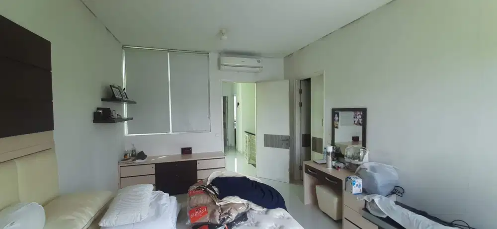 Di jual Rumah De Oaze Residence Tomang