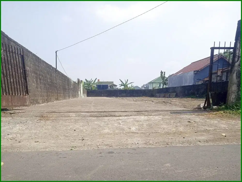 Tanah Pekarangan Utara Hotel Hyat Palagan: Tepi Aspal