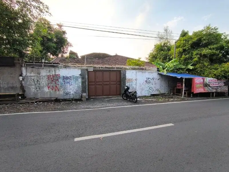 Rumah Luas Tepi Jalan Raya di Manahan Solo (YA)