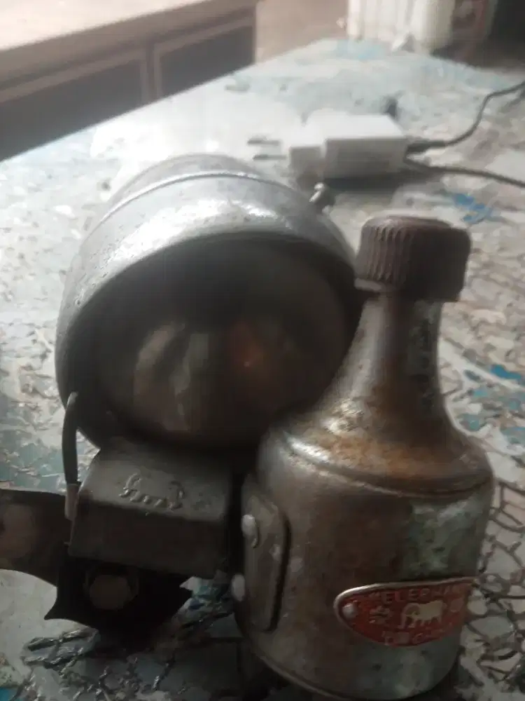 Dinamo dan lampu sepeda ontel