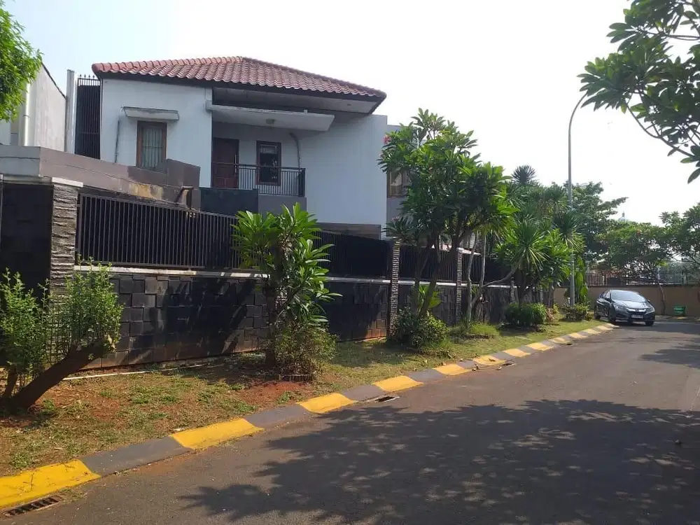Rumah asri di puspita loka bsd ada swimming pool