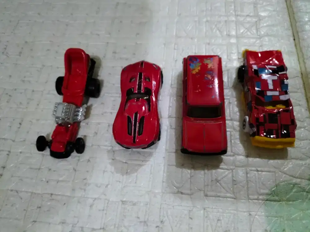 Mobil hotwheels beli 4 gratis 1
