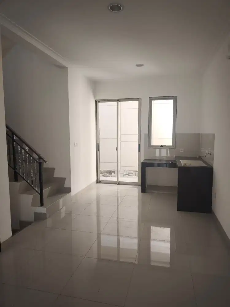 sewa rumah 2 lantai PIK 2 uk 6x15m kosongan