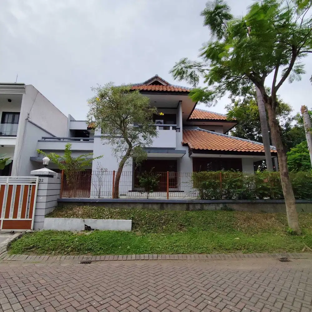 Rumah bagus murah Graha family dekat Pakuwon mall bukit Darmo golf