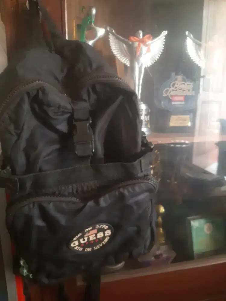 Dijual tas model ransel asli / original merk Guess warna Hitam