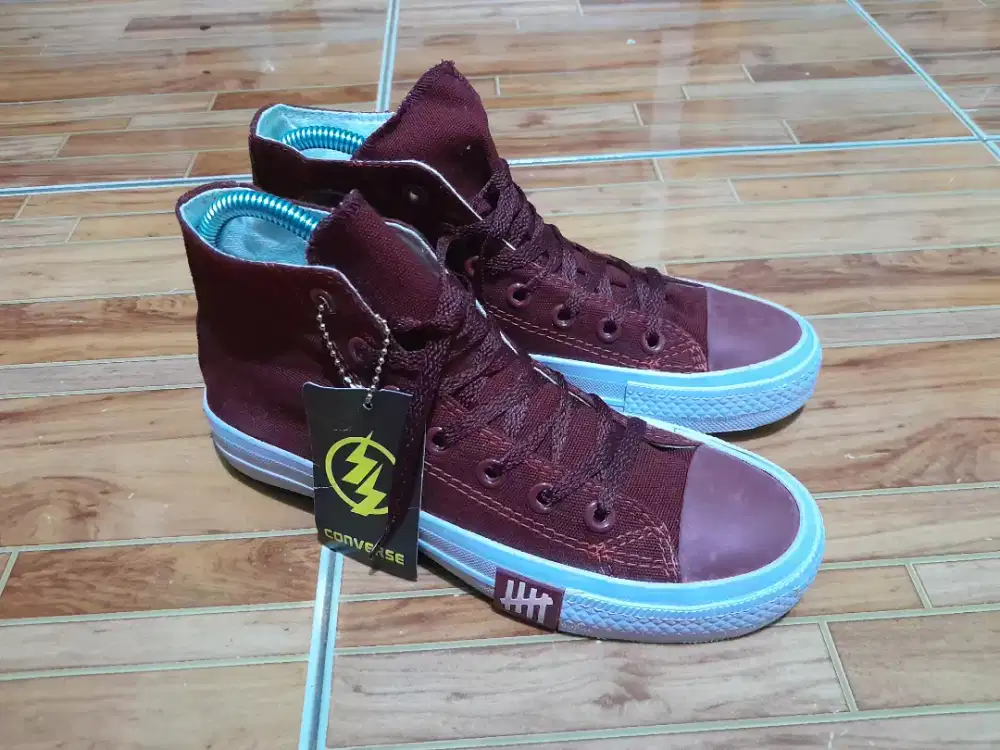 Sepatu converse merah size 37