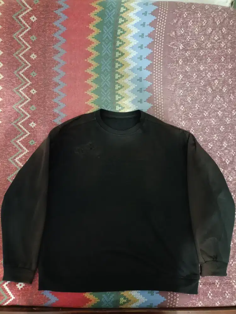 Sweater Polos Hitam Crewneck