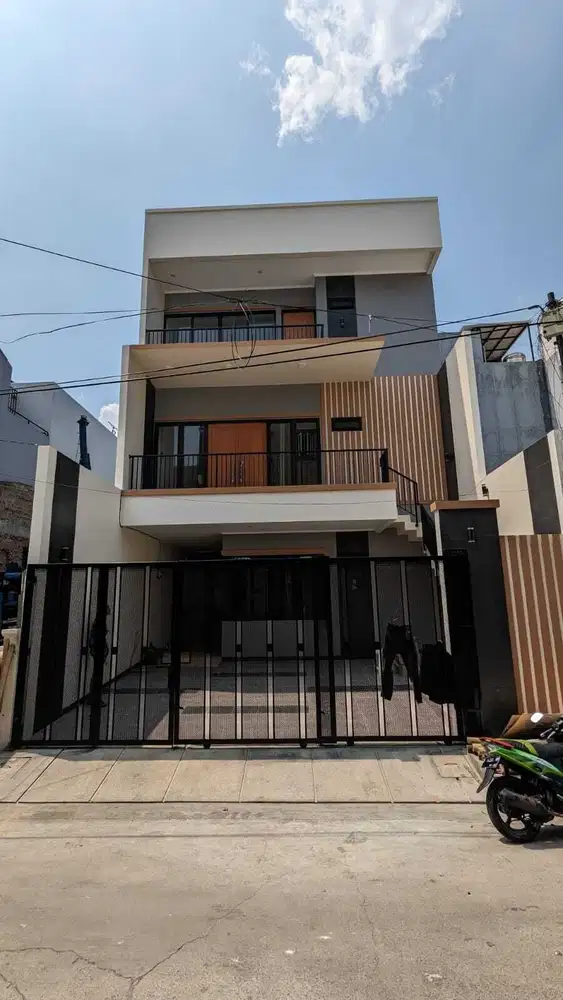 Rumah Cantik 3.5 lantai Muara Karang, siap huni, bisa KPR