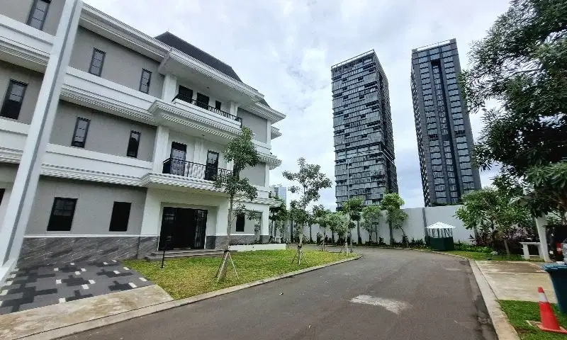 Rumah Terbesar Lift dan Lantai Full Marmer di Winona Alam Sutera