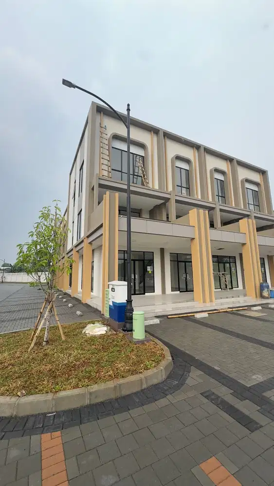Disewakan Ruko Gandeng Illago Hadap Jalan Sebrang Showroom Mobil