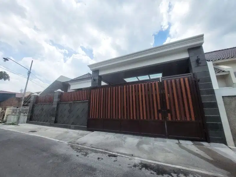 Rumah Mewah Baru Gress Lingkungan Aman Nyaman di Sumber Solo