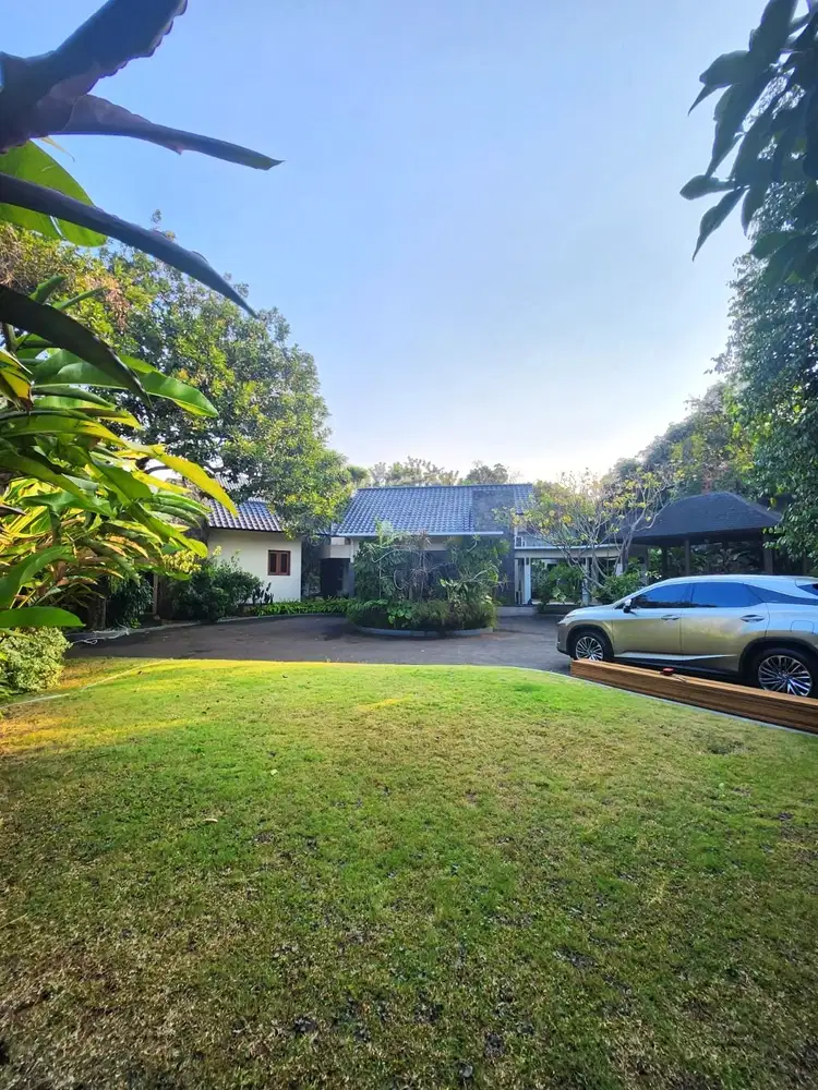 Dijual Rumah Mewah Seperti Villa  di tengah pusat Bisnis Cilandak