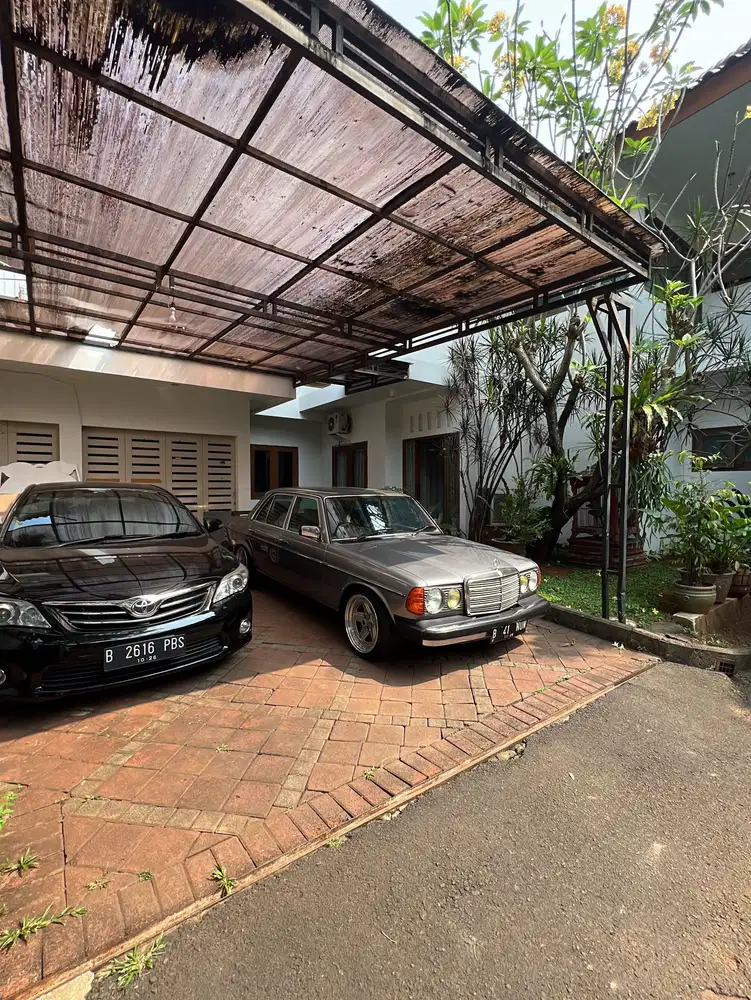 Dijual rumah dalam komplek ada kolam renang di lebak bulus jaksel