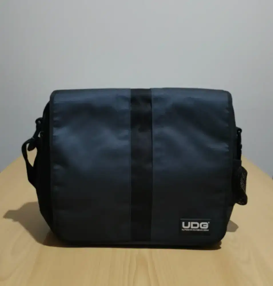 2 Tas UDG / Courier Bag / Sling Trolley / Record Vinyl Piringan Hitam