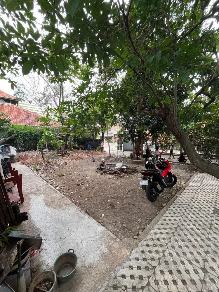 Rumah Dekat Stasiun Sudimara Halaman Luas dan Rindang