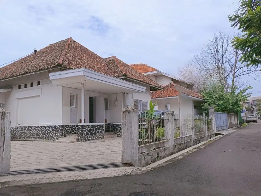 Rumah Heritage golongan C hitung tanah saja (hook) di sayap jl riau Ba