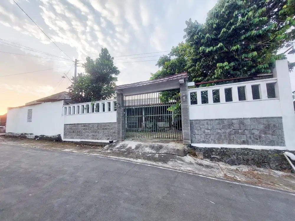 Rumah plus workshop luas 725 m2 di utara Mojosongo