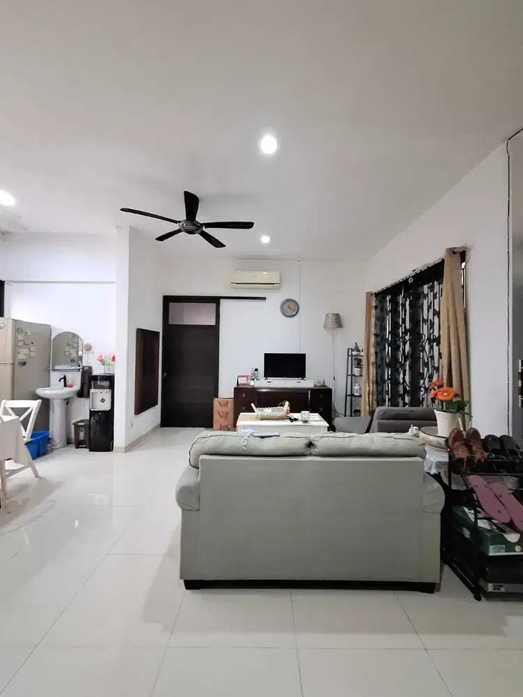 Dijual Murah Rumah Sangat Luas Semi Furnished di Emerald Residence