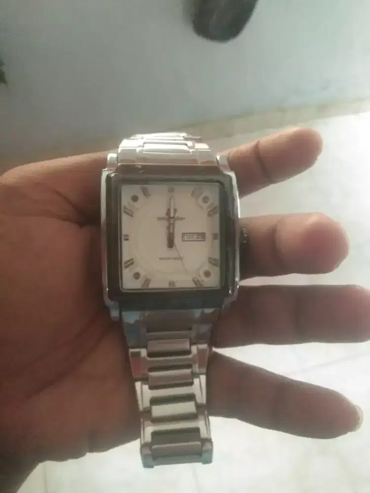 Di jual jam tangan Swiss army asli masik bagus dan cantik
