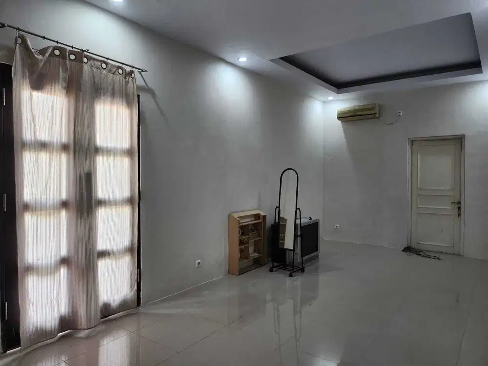 Dijual rumah pik 4kamar tidur rapi semi furnish luas 250 meter