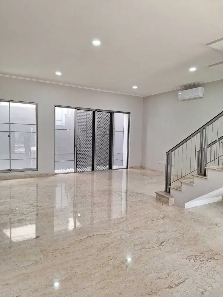 Disewakan Rumah Semi Furnished Golf Island ukuran besar