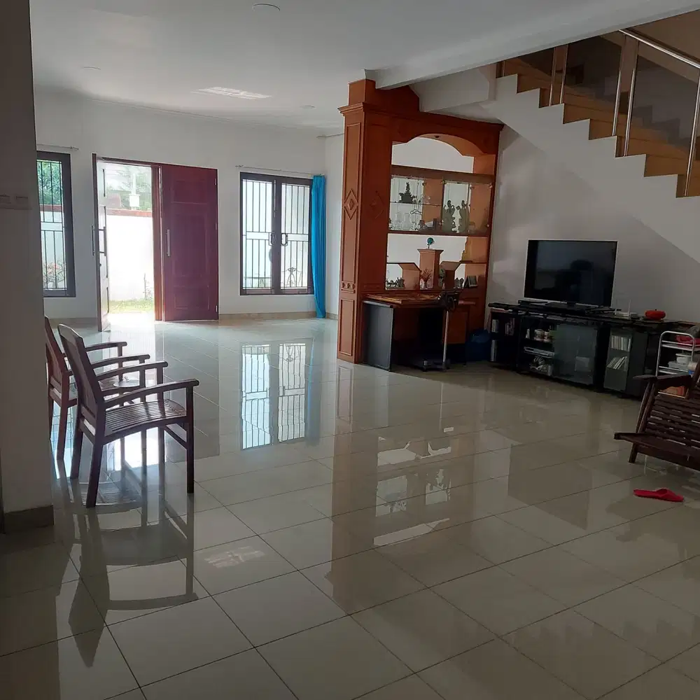 Dijual: Rumah 2 lantai di Griya Inti Sentosa
