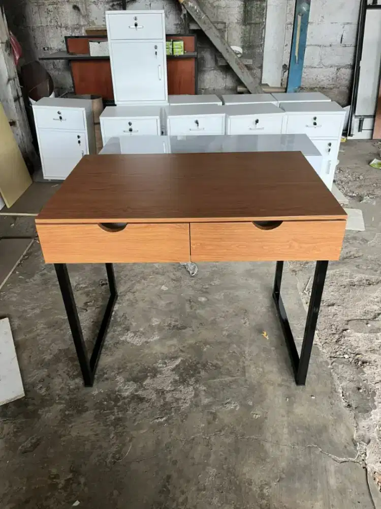 Meja belajar/Meja kerja LACI terbaru