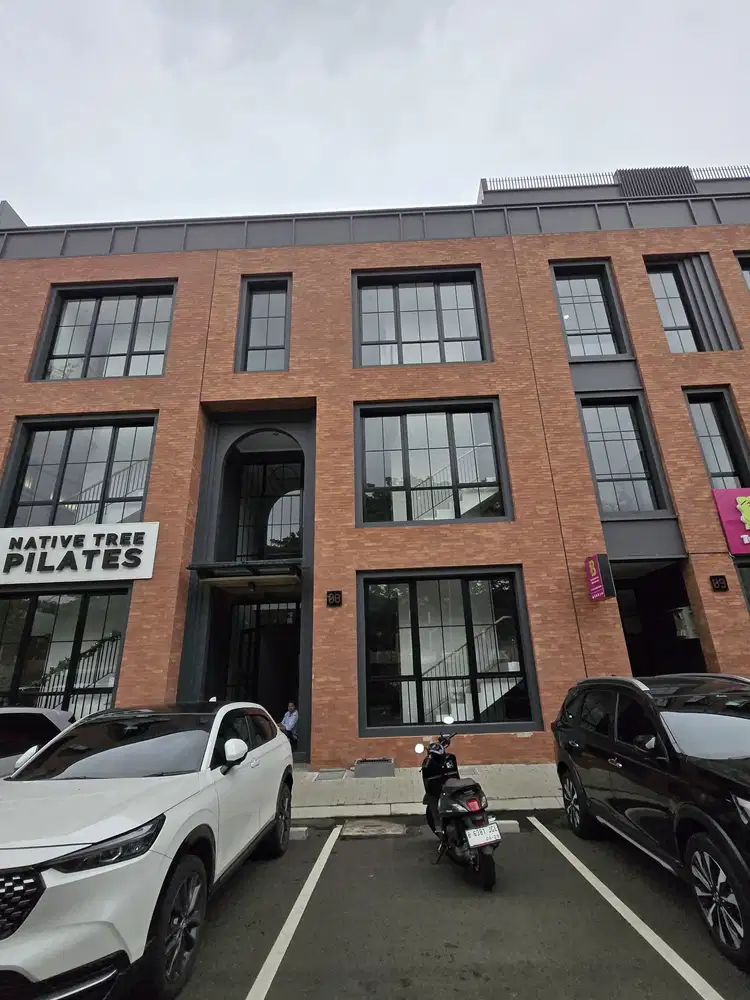 Ruko Lift Winona Weston Lane Hadap Jalan di Seberang Lloyd Alam Sutera