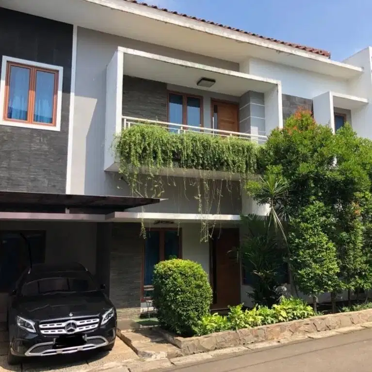 Rumah Mewah Siap Huni lengkap dg Private Pool Lokasi Cijantung Jaktim