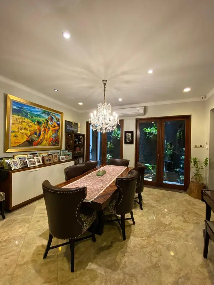 Rumah 2 Lantai Semi Furnished Kebayoran Baru Siap Jual