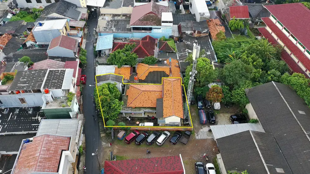 Rumah Lama dekat Stasiun Jatinegara dan Tol Dalam Kota Bebas Banjir