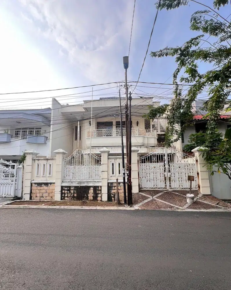 Tanjung Duren Rumah 2 Lantai Jalan Lebar , Lebar Muka 12 Butuh Uang