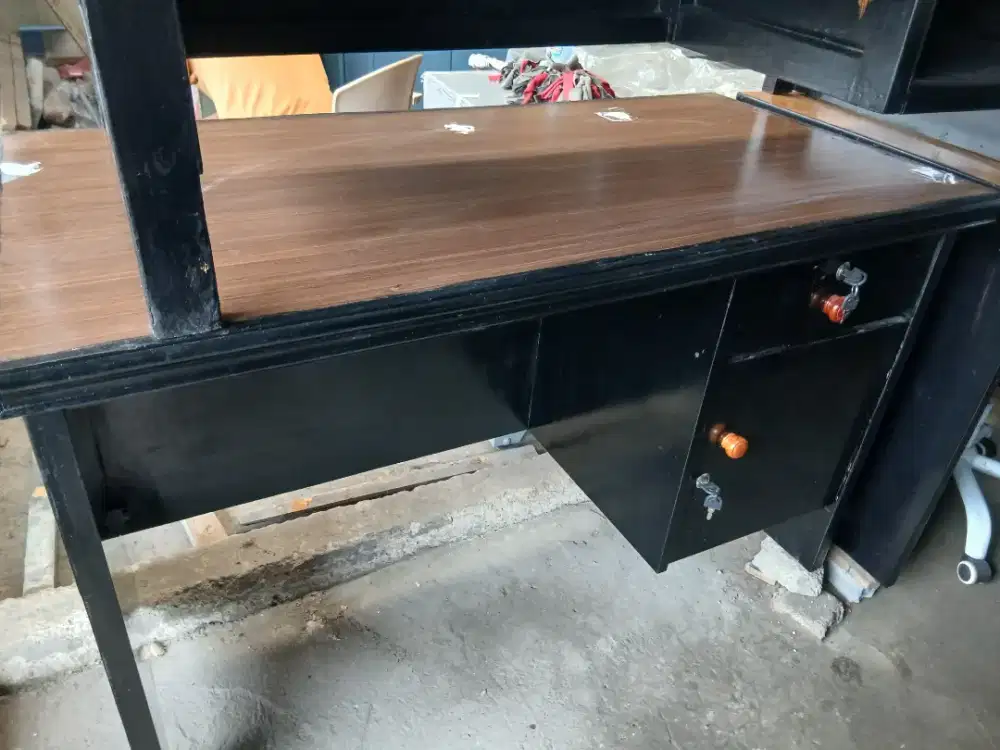 properti kantor meja dan kursi