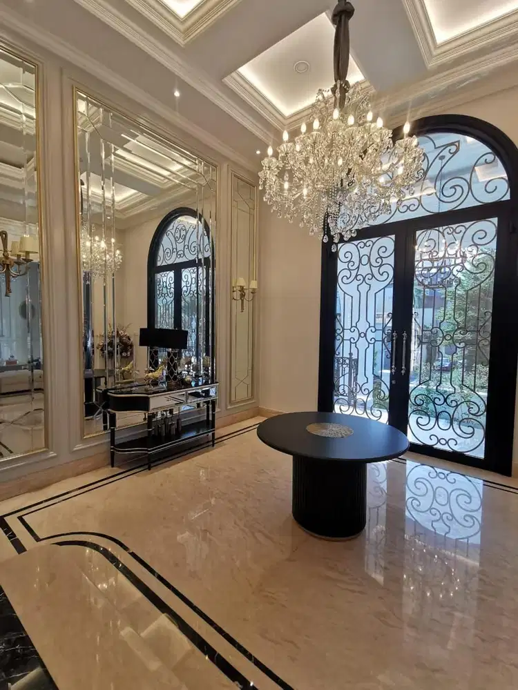 Rumah Mewah 3 Lantai di PIK dengan Kolam Renang