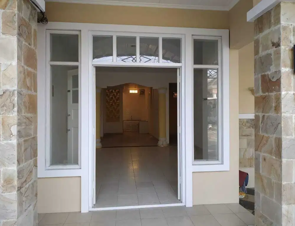 Disewakan Rumah 2 Lt Taman Royal Cipondoh Tangerang