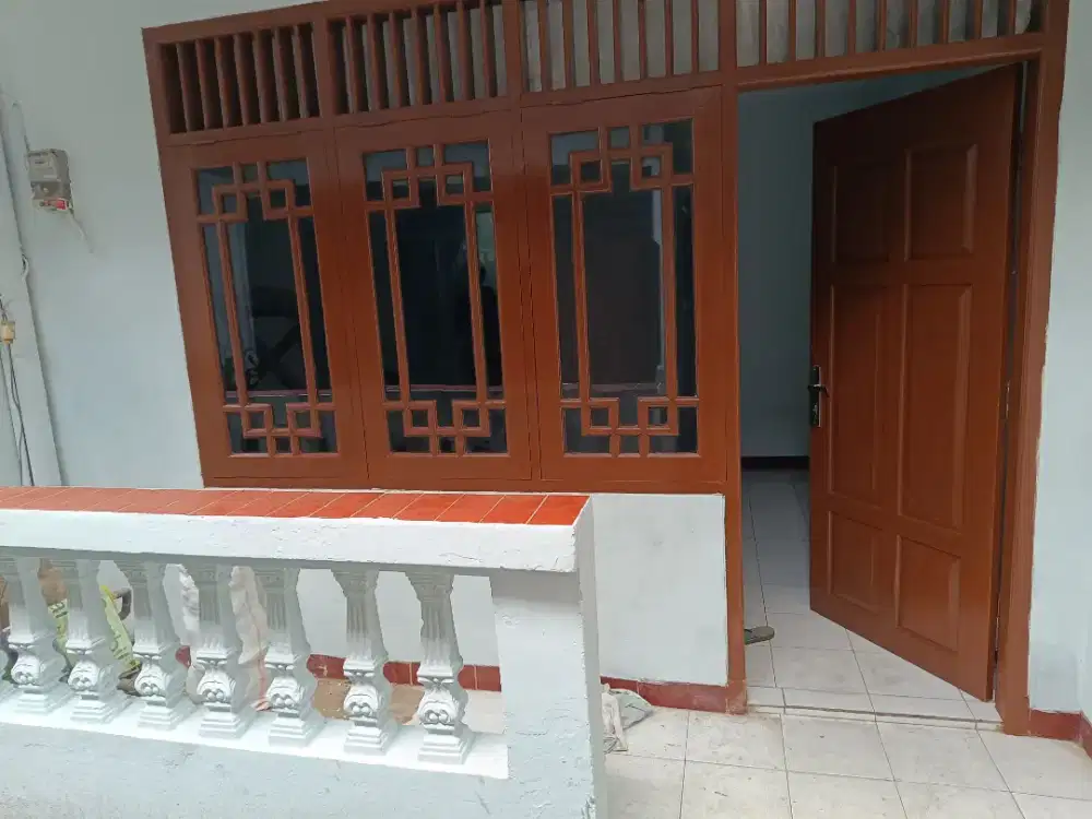 Dikoskan rumah 2 lantai, 4 kamar tidur, baru, lokasi strategis