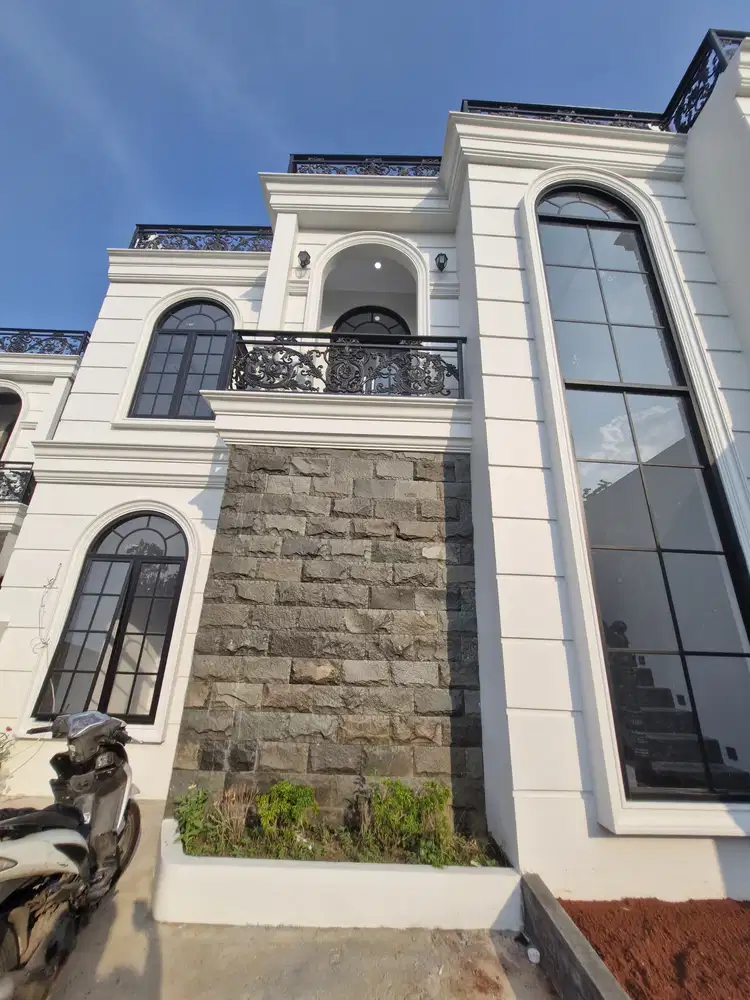 HUNIAN CLASSIC EROPA PINGGIR JALAN RAYA TAPOS DEKAT KRL POCIN