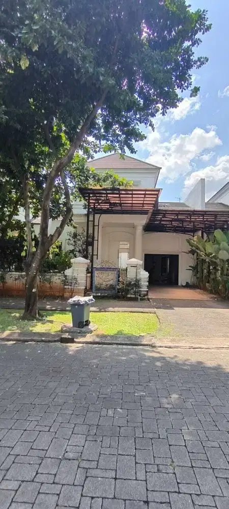 DISEWAKAN! RUMAH FULL FURNISHED KAWASAN BSD DENGAN KOLAM RENANG