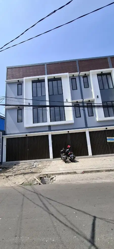 Ruko 3 lantai pinggir jalan akses 10 menit ke LRT dan Tol Cibubur