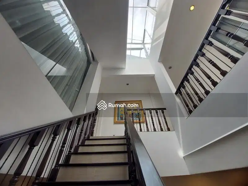 Rumah Area Menteng Hadap Utara 3 Kamar 3.5 Lantai Full Furnished