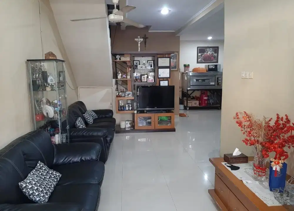Rumah di sumur bor cengkareng 3 Lantai