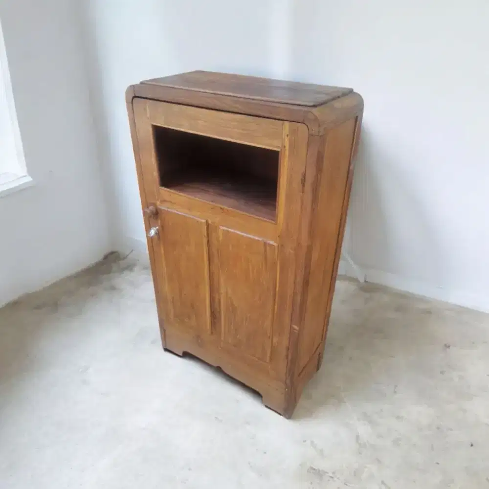 Restorasi Lemari kecil jaman dulu
jati tua
Dimensi P60cm T103cm L29cm