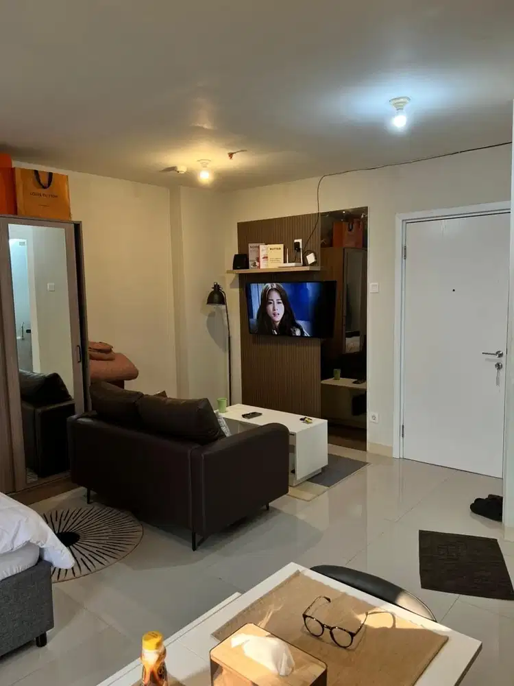 JUAL CEPAT! Unit di Atas Mall Green Pramuka City 2BR Furnish