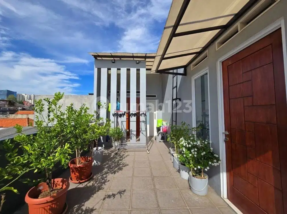 Rumah Cantik Tebet Timur Bangunan 215 Semi Furnished Jakarta Selatan