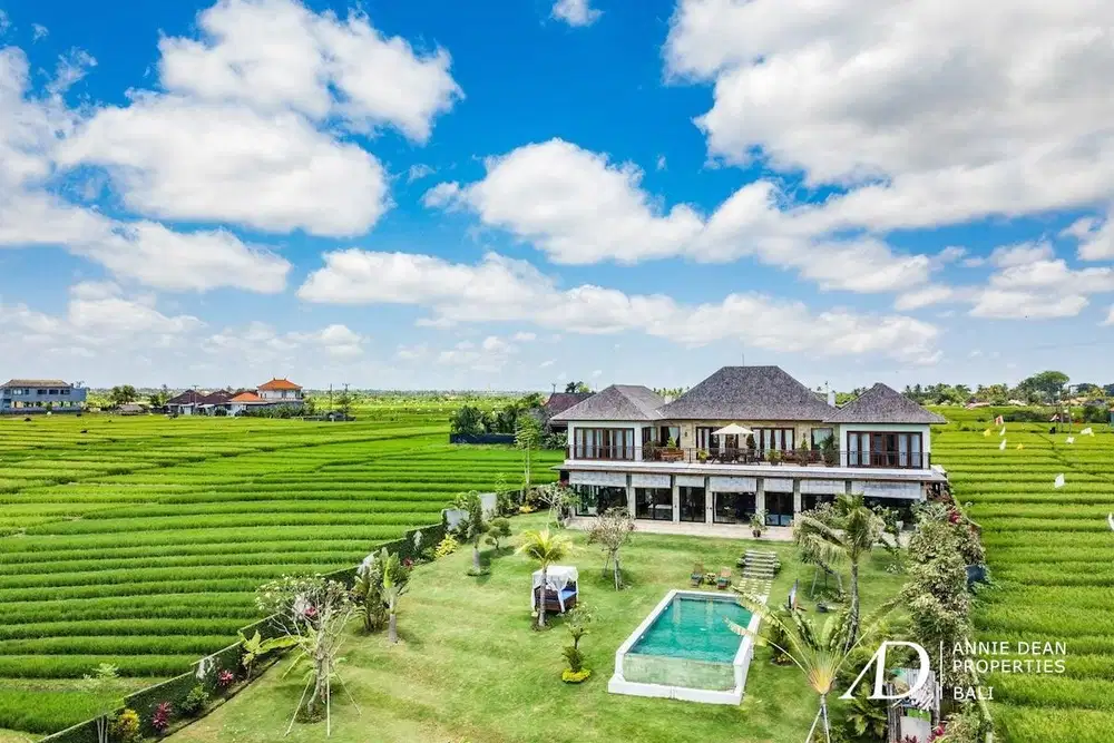 FREEHOLD STUNNING VILLA 400-METER FROM THE BEACH IN CEMAGI