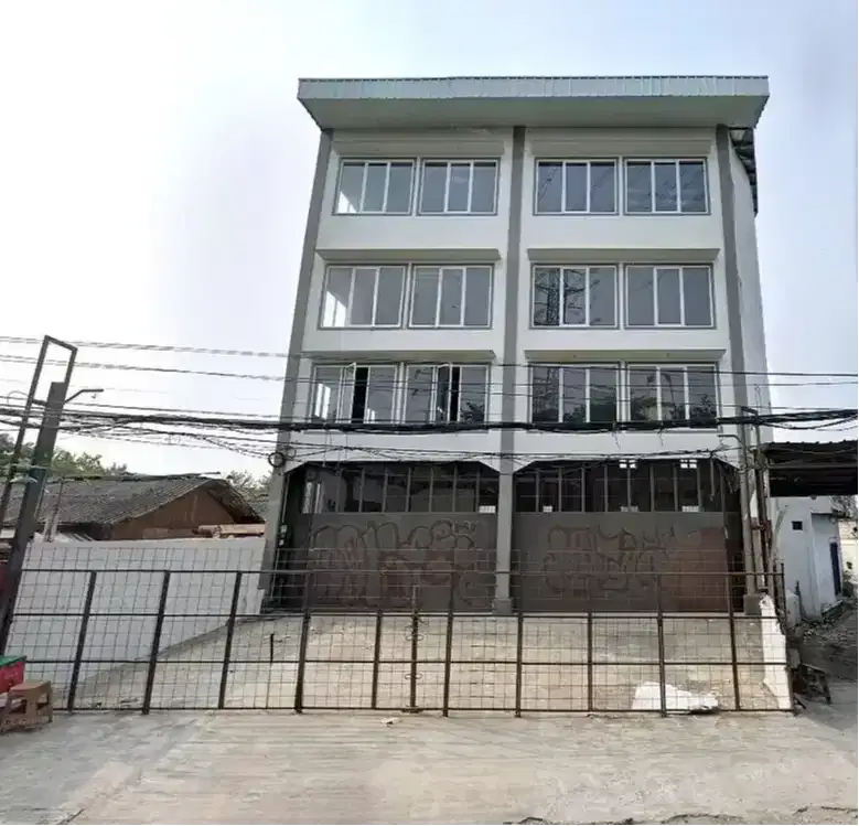 Ruko gandeng Daan Mogot raya luas 1100 m, parkiran luas