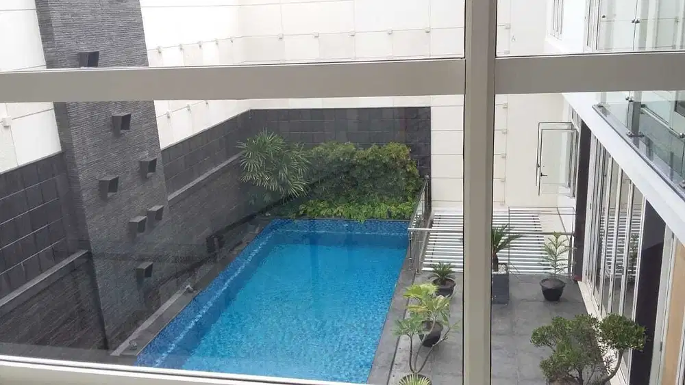 Rumah Sultan dengan Kolam renang dan Garasi yang Luas